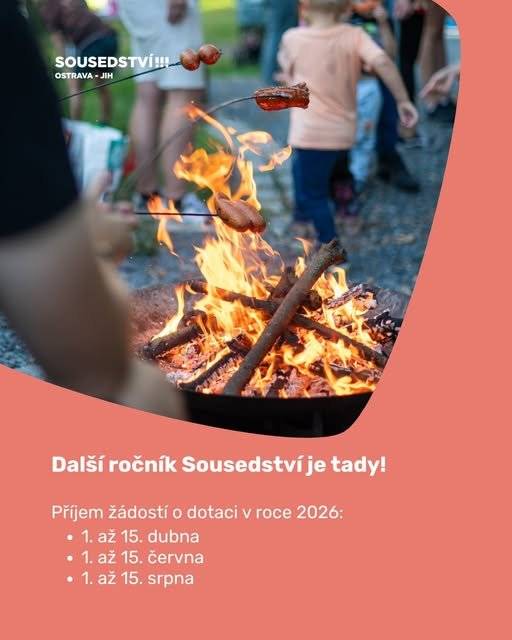 Obyvatelé Ostravy-Jihu se mohou opět zapojit do dalšího ročníku participativního projektu Sousedství!!! Radnice tímto krokem opět otevírá prostor pro nápady, které přispívají k podpoře fungujících sousedských vztahů. Projekt Sousedství!!! umožňuje lidem aktivně se podílet na rozvoji svého okolí, ať už úpravou veřejného prostoru nebo komunitní aktivitou. Návrhy mohou podávat jednotlivci i skupiny obyvatel. Požádat o finanční podporu je možné v první vlně od 1. do 15. dubna 2026 prostřednictvím webového formuláře. Na sousedské aktivity je možné získat až 10 000 Kč. V případě zapojení více vchodů lze sloučit několik žádostí dohromady a zažádat až o 40 000 Kč.  „Každoročně evidujeme desítky žádostí, vloni se podařilo podpořit 57 projektů. Nejžádanější jsou sportovní aktivity pro děti a sousedská posezení, nechyběly ani originální nápady – například dopolední lekce jógy spojená s ochutnávkou zdravých dobrot nebo výstava výpěstků v zahrádkářské kolonii, doplněná o seznamovací hru a společné posezení u grilu. U jedné sousedské akce pořádající zdravotnice předvedla ukázky první pomoci,“ hodnotí místostarostka Martina Jarošková. Zajímavostí byly i tzv. sloučené akce, kdy více organizátorů spojilo síly a připravilo větší setkání pro širší okolí. V Bělském lese to bylo promítání letního kina a v Zábřehu jarní grilování s programem pro děti. Radnice dlouhodobě podporuje zapojování veřejnosti do rozhodování o podobě našeho obvodu. Kromě Sousedství!!! mohou Jižané přihlásit ke kompletní proměně dvůr ve vnitrobloku obytných domů v projektu Náš Jih za domem. Díky projektu Náš Jih se také mohou sami aktivně zapojit do rozhodování o části finančních prostředků z rozpočtu obvodu, v rámci tzv. participativního rozpočtu.  Podrobnosti zájemci najdou na webu obvodu: https://www.spolecnetvorimejih.cz/zakladni-informace