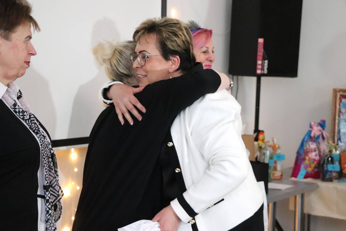 Velká oslava dobrovolnictví se včera konala v Domově Vesna. V Orlové funguje osm dobrovolnických programů, ve kterých je zapojeno přes 70 dobrovolníků. Ti v uplynulém roce vykonali 1 012 návštěv a s klienty zařízení sociálních služeb strávili dohromady 1 828 hodin. A za to jim samozřejmě patří obrovské díky. Ve Vesně se setkali...