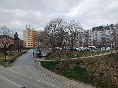 Od pondělí 13. dubna se parkoviště na sídlišti Špičák zcela uzavře kvůli plánované rekonstrukci, která potrvá přibližně do 7. května. Držitelé rezidentních a abonentních parkovacích karet mohou po dobu stavby využít náhradní parkování u zimního stadionu.