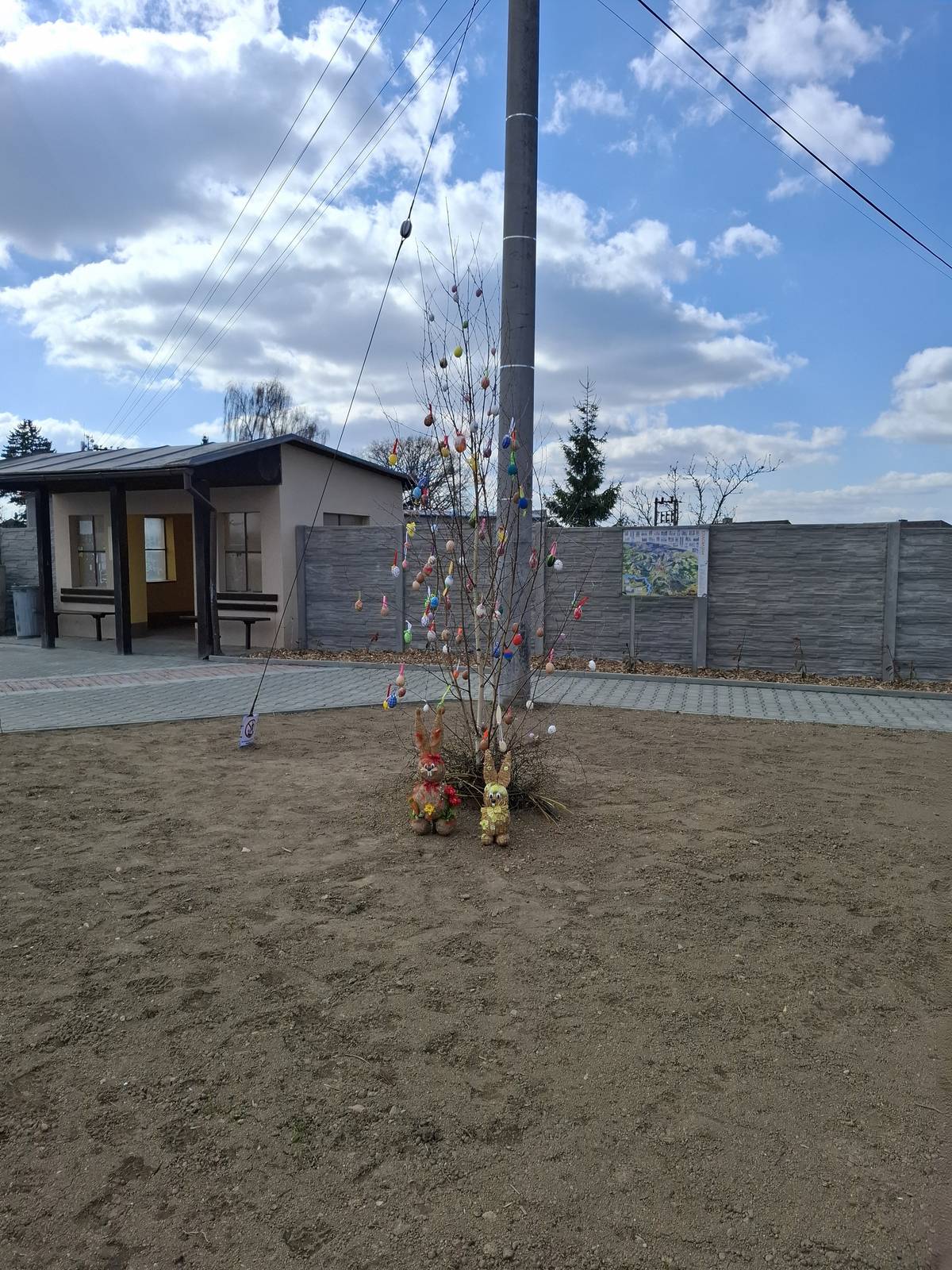 Děkujeme žákům a pedagogům naší ZŠ za velikonoční výzdobu na křižovatce a přejeme vám všem krásné a pohodové Velikonoce! Obecní úřad