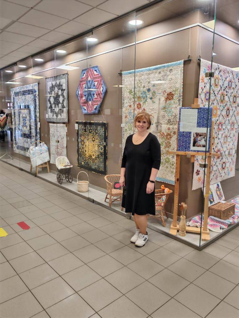 Na výstavě uvidíte výběr Dášiných prací z různých období tvorby – od úžasných velkých quiltů oceněných na výstavách až po menší, radostné kousky vytvořené jen pro potěšení.  Termín výstavy: 1.–30. dubna 2026  Místo: vstupní hala Karlovarské nemocnice  Přijďte se zastavit a užít si tu energii.