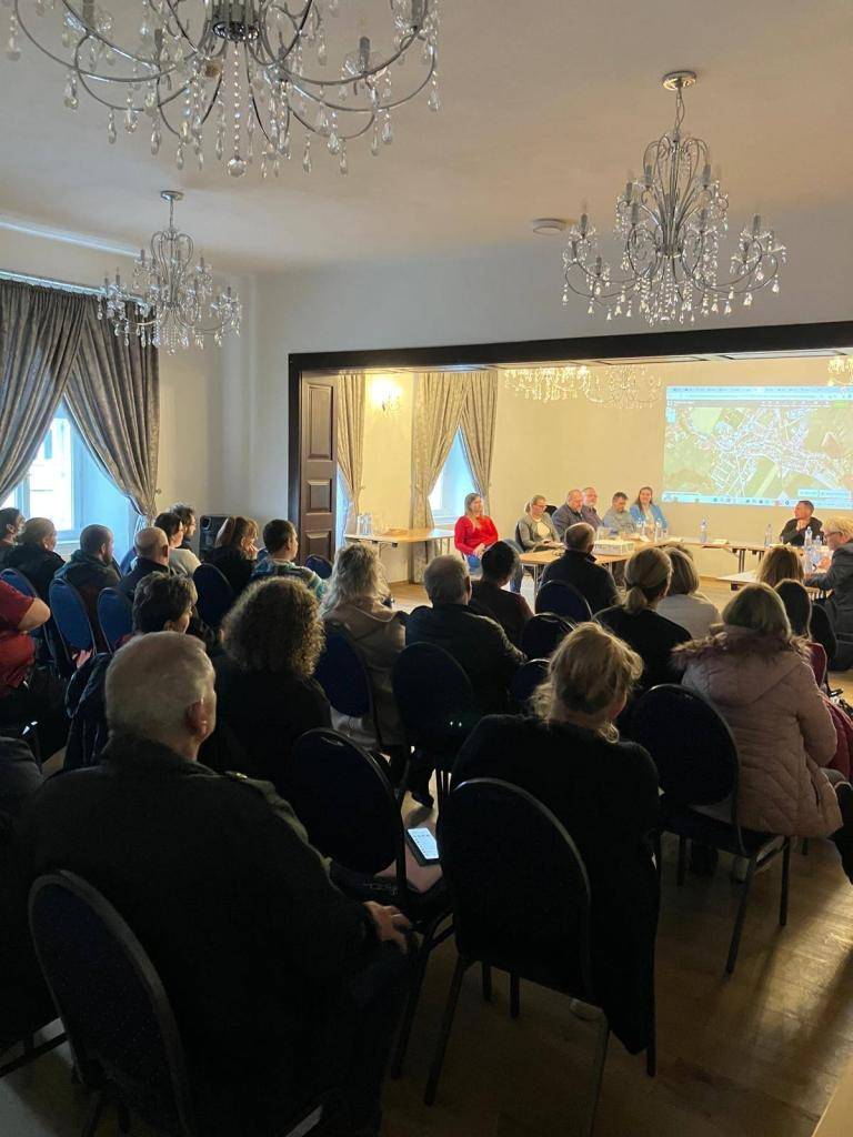 V měšťanském domě proběhlo setkání s obyvateli Linhartov a Opavice k plánovaným opravám komunikací a koordinaci dvou staveb (Moravskoslezský kraj, Město Albrechtice, ŘSD; zhotovitelé Kareta, Silnice Morava, Eurovia).