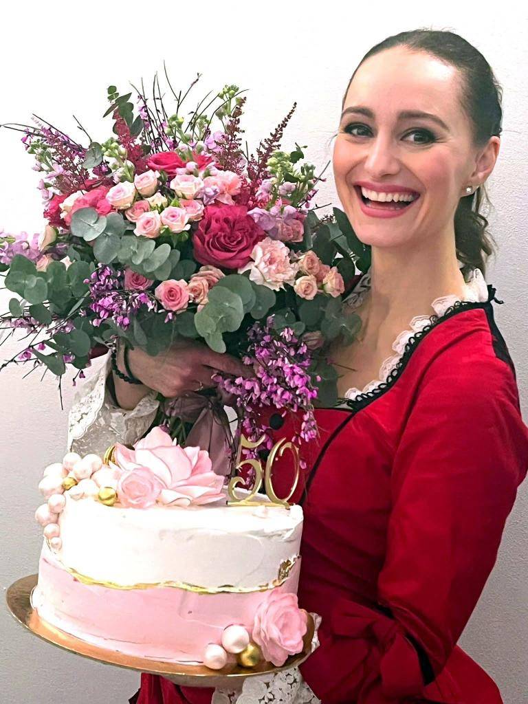 V piatok 27. marca 2026 sa nám predstavilo Divadlo Komédie s divadelnou hrou Pi čaj, miláčik.  Obsah divadelnej hry: Významná divadelná spoločnosť skúša bulvárnu hru. Diváci sa stávajú svedkami nielen poslednej generálky pripravovanej hry, ale aj jej premiéry.
