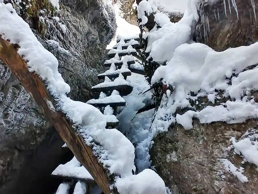 V uplynulých dňoch zasiahlo Glackú planinu v Slovenskom raji intenzívne sneženie. Zvýšená snehová pokrývka ovplyvňuje priechodnosť niektorých roklín a môže spomaliť pohyb turistov.