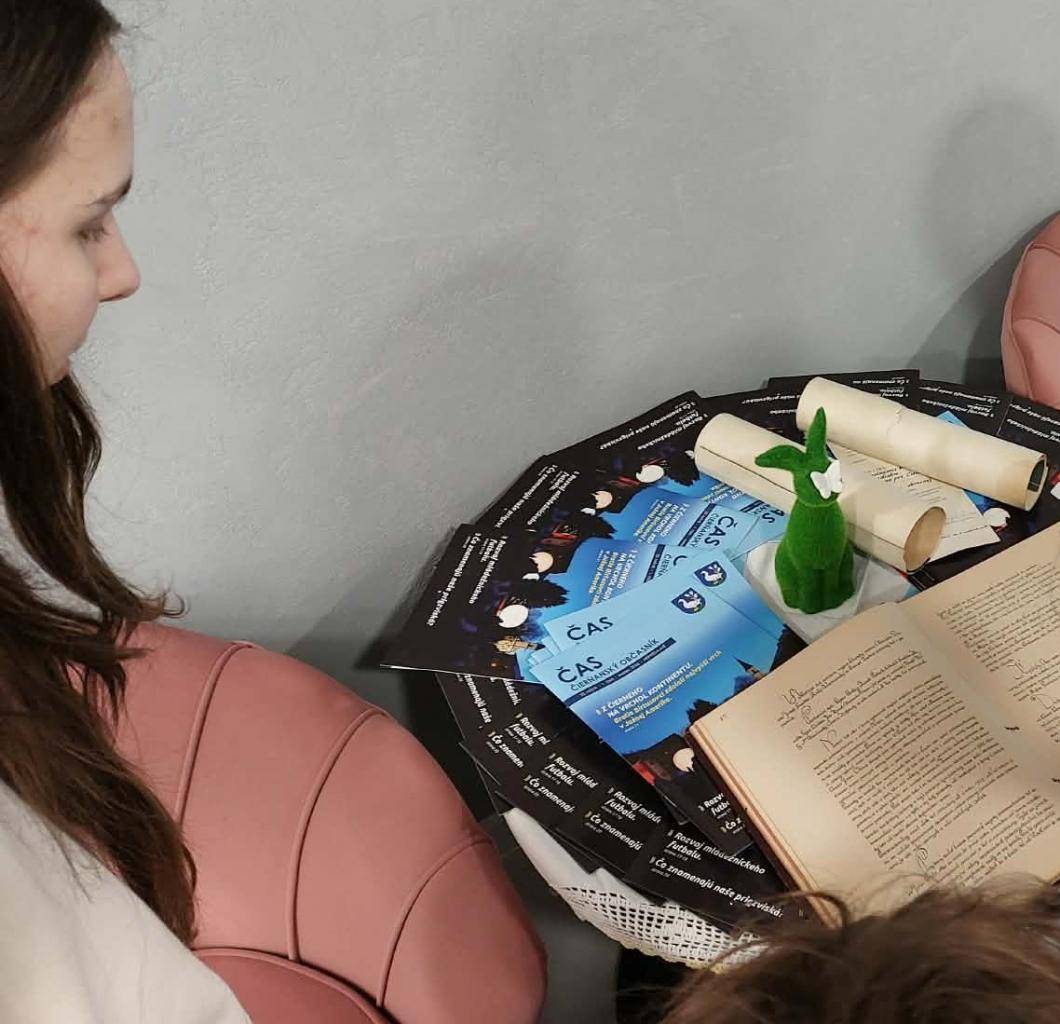 1. 4. 2026 nás navštívili žiaci, ktorí si prezreli priestory knižnice a oboznámili sa s jej činnosťou. Súčasťou programu bola aj ukážka starých archívnych dokumentov, vďaka ktorým sa dozvedeli viac o možnostiach poznania histórie našej obce.