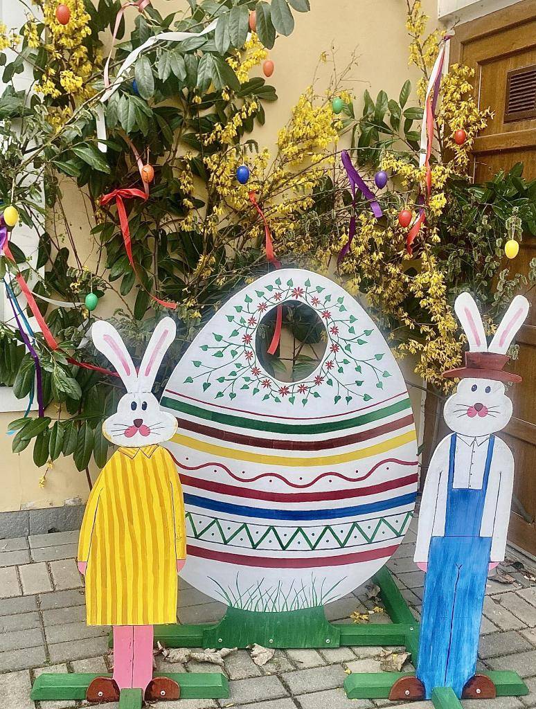 Vážení spoluobčané, přejeme vám požehnané velikonoční svátky plné pohody, radosti a příjemných setkání s vašimi blízkými. Děkujeme panu Jaroslavu Hataljakovi za krásnou velikonoční výzdobu a všem, kteří se angažují v úsilí o zkrášlování naší obce.