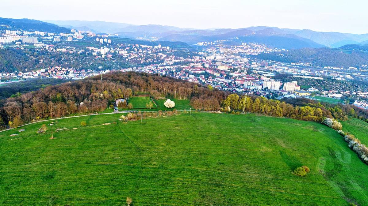 ⛪️ Kostel Nanebevzetí Panny Marie bude v těchto dnech slavnostně nasvícen  3. 4. u příležitosti Velkého pátku 4. 4. u příležitosti Bílé soboty    5. 4. u příležitosti velikonoční neděle 🤩 Pokračuje ZAHÁJENÍ TURISTICKÉ SEZÓNY 2026 NA ÚSTECKU, vyberte z mnoha akcí tu, která Vás zajímá. 🎟️ Zvýhodněný balíček vstupenek TicketPack Vám umožní navštívit pět vybraných turistických cílů s více než 40% slevou a zároveň využít další zajímavé bonusy.  🏊♀️ Na odpočinek a relax můžete vyrazit do plaveckého a volnočasového areálu Koupaliště Brná nebo do Saunového světa v Plaveckém areálu Klíše.  🚌 Zkuste ulovit jarní autobus Dopravního podniku města Ústí nad Labem  🐧 Po celý víkend si můžete užít Velikonoce v Zoo Ústí nad Labem (velikonoční stezka pro děti a další doprovodný program) PÁTEK 3. 4. ✅ Nenechte si ujít poslední den Ústeckých Velikonoc, vystoupí Lucie Malinová a skupina OLI, děti se mohou těšit na Sváťovo dividlo  ✅ Nepropásněte Velikonoční koncert v kostele Nanebevzetí Panny Marie, zazní nejslavnější duchovní dílo Giovanniho Battisty Pergolesiho v podání sboru a orchestru Divadla města Ústí nad Labem  ✅ FK Viagem Ústí nad Labem vyzve na domácím hřišti tým FC SILON Táborsko ✅ Veřejný sál Hraničář zve na Jam session #26 ✅ V Čajovně u Vysmátý Žáby proběhne BASS REVOLUTION vol.2 SOBOTA 4. 4.  ✅ Přijďte fandit na cyklistický závod horských kol VALBEK GRAND PRIX ÚSTÍ NAD LABEM a na večerní krosový běžecký závod pro všechny kategorie Valbek Run Ústí nad Labem ✅ Kafe Střekov zve na dopolední Velikonoční tvoření s dětmi a odpolední Velikonoční kvíz ✅ Své brány poprvé po zimně otevře bunkr ve Velkém Březně, užijte si prohlídky vybaveného opevnění s průvodcem v dobové uniformě  ✅ Veřejný sál Hraničář promítá tři filmy: Super Mario galaktický film, Raději zešílet v divočině a Priscilla ✅ Ve svém posledním domácím zápase sezóny přivítá ELBA DDM Ústí nad Labem tým SK Hokejbal Letohrad NEDĚLE 5. 4. ✅ Nepropásněte Velikonoce v KOLOcafé, užijte si velikonoční stezku, pletení pomlázky nebo tematický fotokoutek ✅ Veřejný sál Hraničář promítá dva filmy: Špalíček a Hříšníci ✅ Na zimní stadion vyrazte na poslední veřejné bruslení sezóny (vstupenky pouze online) ✅ Zajděte fandit na zápas SLUNETA Ústí nad Labem vs. BK Opava