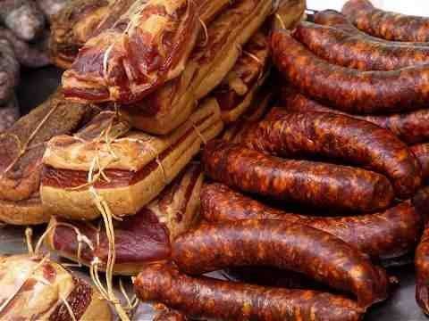 Kysucká firma Vás pozýva na nákup údených mäsových výrobkov. Ponúkajú jelitá, domáce klobásy, oravskú slaninu, slaninu z mangalice, domácu údenú slaninu, kysucké údené mäso, údené rebrá, pečenú sekanú a pečeňovú paštétu. Predáva sa dnes v stredu 01.04.2026 zo stánku pri Dome kultúry Makov od 8.00 hod do 12.00 hod.