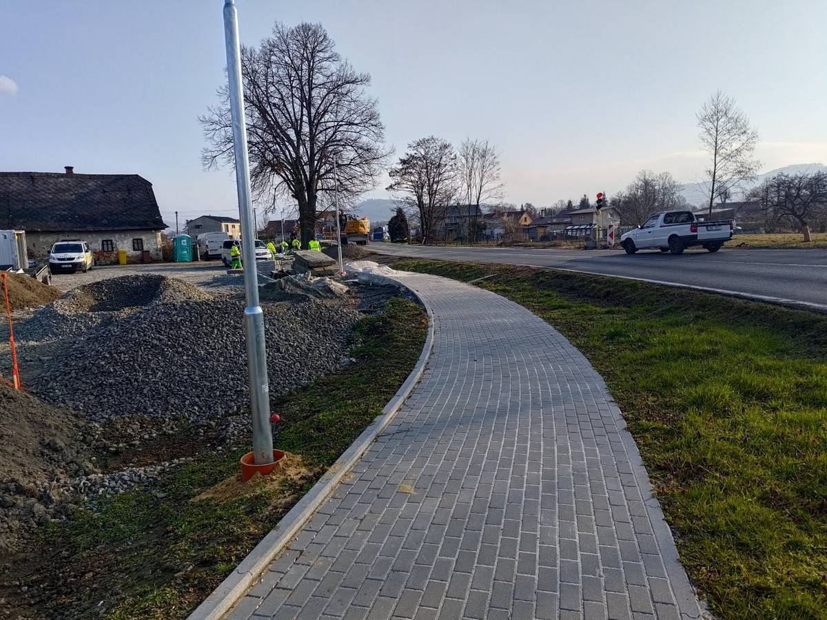 Po zimní přestávce, která dočasně přerušila stavební práce, umožnily příznivější klimatické podmínky opětovné zahájení výstavby chodníku v úseku tzv. „esíčka“ v Rapotíně.