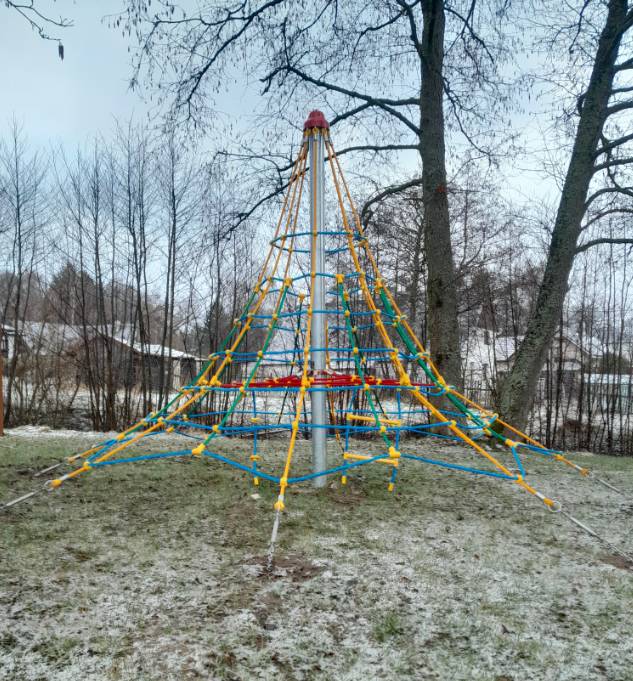 Na dětské hřiště ve sportovním areálu přibyl nový herní prvek.  Tak tedy pyramidální zážitky bez pádů - to vám přeje starosta.