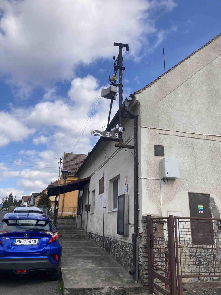 Z důvodu bezpečnosti bylo pořízeno: 4ks kamer pro střežení komunikací u OÚ Podsedice a obchodu (altánu a prostoru kolem) a 3ks kamer na budovu ZŠ a MŠ, které budou monitorovat komunikace kolem budovy (ulice pod školou, ke křižovatce a k bývalému vepřínu). Po aktualizaci směrnice GDPR budou v provozu
