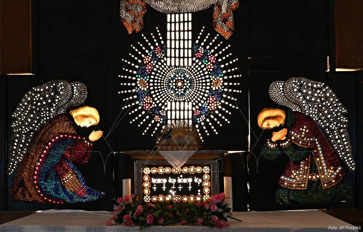 Boží hrob bude zpřístupněn veřejnosti na Velký pátek 3. dubna 2026 od 13 do 16 h. Využijte proto příležitosti a prohlédněte si toto krásné dílo, které je ozdobou žacléřského kostela již více než 100 let. Od 16 h dále v žacléřském kostele navazují obřady Velkého pátku.