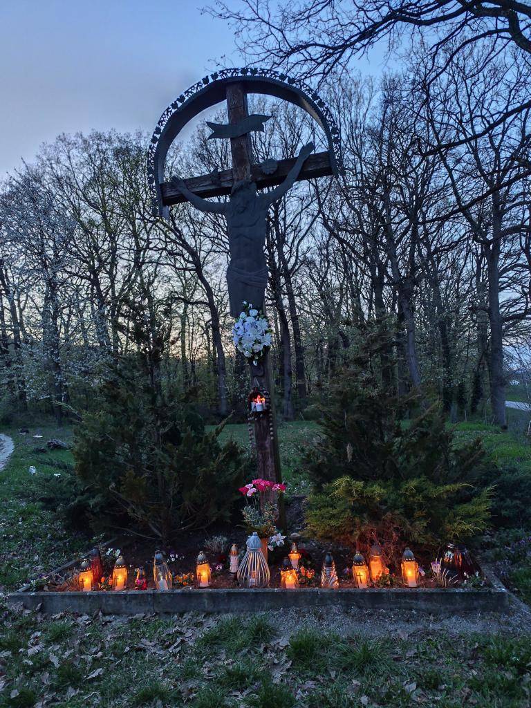 Večerná krížová cesta pri kameňolome..  Ďakujeme za účasť a želáme požehnané veľkonočné sviatky   Nagypénteki esti keresztút. Mindenkinek szívből köszönjük.  Áldott húsvéti ünnepeket.