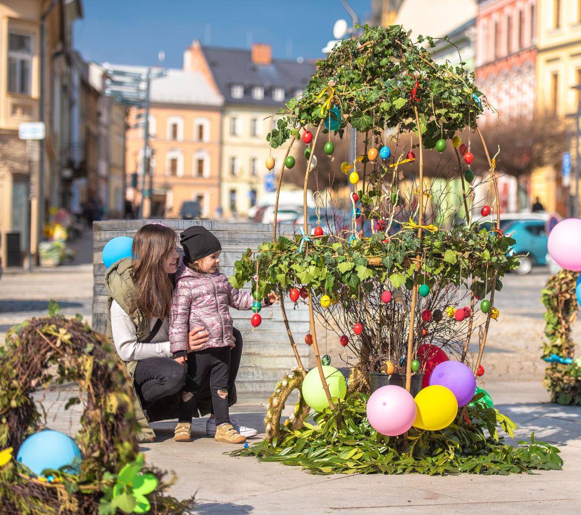 Vážení spoluobčané, přejeme vám všem, abyste tyto krásné svátky prožili svátečně a radostně v kruhu svých nejbližších a užili si nadcházející jarní počasí.