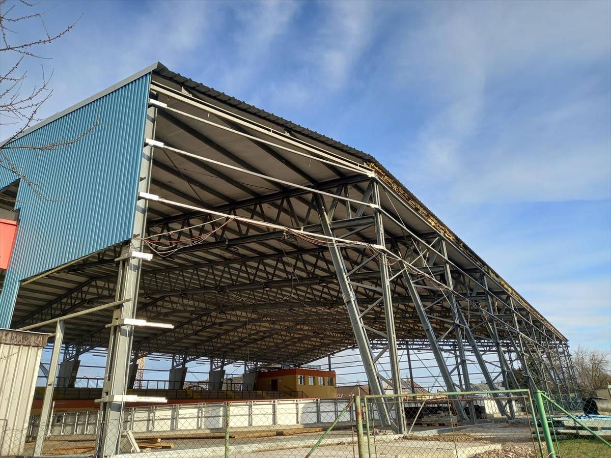 V březnu začala dlouhodobě plánovaná rekonstrukce poličského zimního stadionu. Zakázku realizuje na základě výsledku zadávacího řízení firma PP-GROUP stavební s.r.o., Proseč.  Opravy jsou v hodnotě 65 mil. korun. Stadion je odkrytý, odstraněno již bylo původní opláštění. Po Velikonocích začne demontování původní střechy.  Zimní stadion bude během rekonstrukce uzavřen. ...