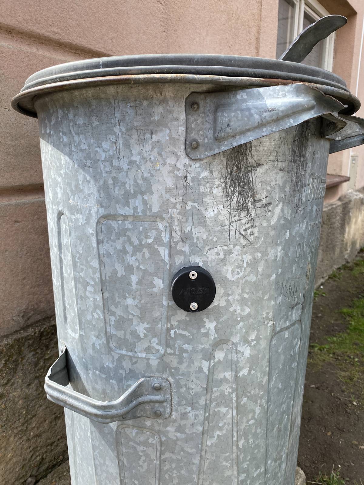 Informace pro vlastníky neočipovaných popelnic Od 1. 7. 2026 bude spuštěn ostrý provoz svozu odpadu s čipem. Cílem je efektivnější hospodaření a lepší kontrola svozu. ⚠️ Upozornění: Neočipované nádoby nebudou jednorázově vysypány:  směsný odpad: 8. – 9. 4. 2026 plast a papír: 15. – 16. 4. 2026  Tím se ověří, zda jsou nádoby správně evidovány v systému. ❗ Pokud Vám nádoba nebude vyvezena, kontaktujte neprodleně Ing. Miladu Potštejnskou (ŽP): 📧 milada.potstejnska@chocen.cz | 📞 739 385 099 Uveďte typ odpadu, objem, typ nádoby, adresu a kontakt. 💡 Očipovanou popelnici poznáte podle samolepky s čárovým kódem. Více info na: https://www.chocen.cz/clanky-cipovani-popelnic.  Děkujeme za spolupráci.