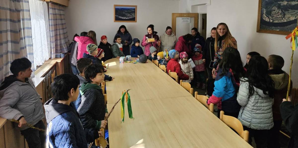 Dnes k nám na obecní úřad zavítaly děti ze ZŠ a MŠ Solenice.