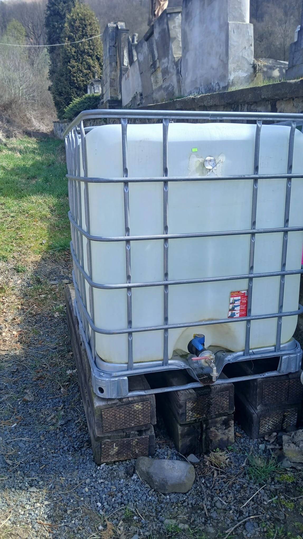 Dnes byla naplněna nádrž na užitkovou vodu pro potřeby návštěvníků místního hřbitova. Jiří Hýl, starosta