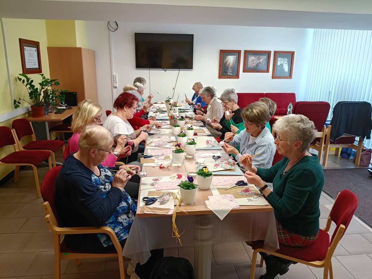 V úterý 31. března 2026 se v klubovně pro seniory a spolky ve Sklářské ulici konalo další tradiční velikonoční tvoření. Dopolední část navštívilo 13 seniorek, odpolední 14. Vyráběly velikonoční zápichy a hotové dekorace si naaranžovaly do květináče s maceškou, již každá účastnice dostala. Tvořivé dílničky před významnými svátky připravuje odbor vnitřních věcí Městského úřadu Vimperk. Účastnicím s výrobou dekorací pomáhaly jeho pracovnice Petra Hubáčková a Kateřina Filipová.