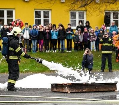 Den bezpečnosti je každoroční akce, při které v dopoledním programu probíhají ukázky jednotlivých složek integrovaného záchranného systému včetně prohlídky techniky samotné. V rámci programu jsou zpří...