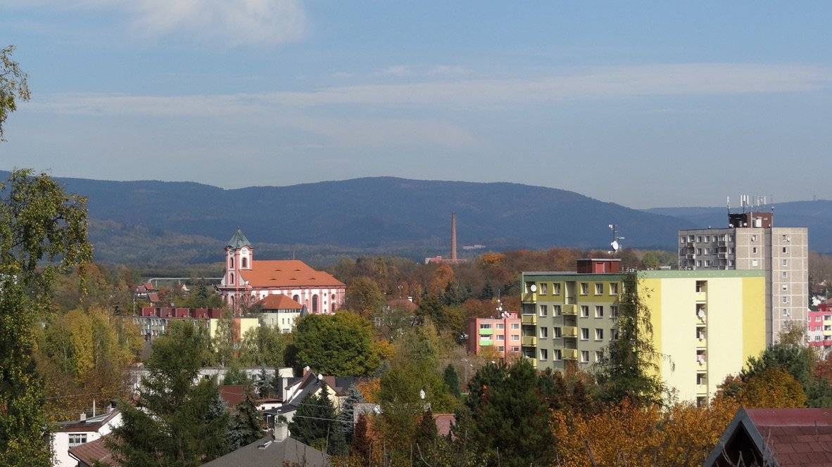 CHODOV (1. 4. 2026) – Chodovský participativní rozpočet vstupuje do dalšího kola. V těchto dnech odstartoval jeho pátý ročník, na který má město připravené opět dva miliony korun. Obyvatelé Chodova mohou od 1. dubna do 1. června 2026 posílat své návrhy a podněty na zlepšení svého okolí. Veškeré informace, pravidla i potřebné formuláře jsou k dispozici na webu mujchodov.cz. Díky loňskému participativnímu rozpočtu se letos uskuteční osm vybraných projektů. Kromě již dříve zmíněné myčky na kola a naučné stezky vznikne například sdílená zkušebna pro muzikanty, mlhoviště pro osvěžení během horkých dnů nebo nové zázemí pro multifunkční hřiště ve Staré Chodovské. Všechny projekty by měly být dokončeny do letošní letní sezóny.