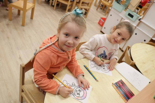 Zápisy do přerovských mateřských škol pro nový školní rok 2026/2027 jsou uzavřené. Do mateřinek se nově zapsalo celkem 276 dětí, z toho 104 dětí mladších tří let. Nepřijaté děti starší tří let město letos neeviduje. Celkem zůstává v mateřských školách 99 volných míst. Tento stav je výsledkem kombinace demografického vývoje a skutečnosti, že letos do základních škol odchází vyšší počet dětí než v předchozích letech. Rodiče, jejichž děti zatím nebyly umístěny v preferované mateřské škole, se mohou obrátit přímo na ředitelky jednotlivých školek a využít možnost dodatečného přehlášení.                               Číst dál...