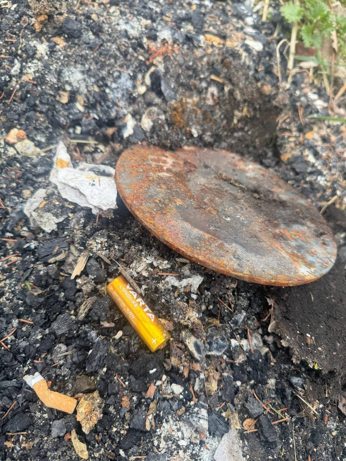 V poslední době se u nás opět vyskytlo ukládání nevhodného odpadu na nepochopitelná místa - vyvážení trávy a listí na pole, ostrých kusů dlažby do cesty směr Štítka a nově také popel, kovy a baterie vedle cesty od hřiště směr Voděrady. Zde dotyčný pravděpodobně také nechal svoji vizitku - viz přiložené fotografie. Pokud toho dotyčného znáte, kontaktujte ho prosím a ať se staví pro vysvětlení na náš úřad. Děkujeme a přejeme pěkné svátky, za OÚ M. Myšák