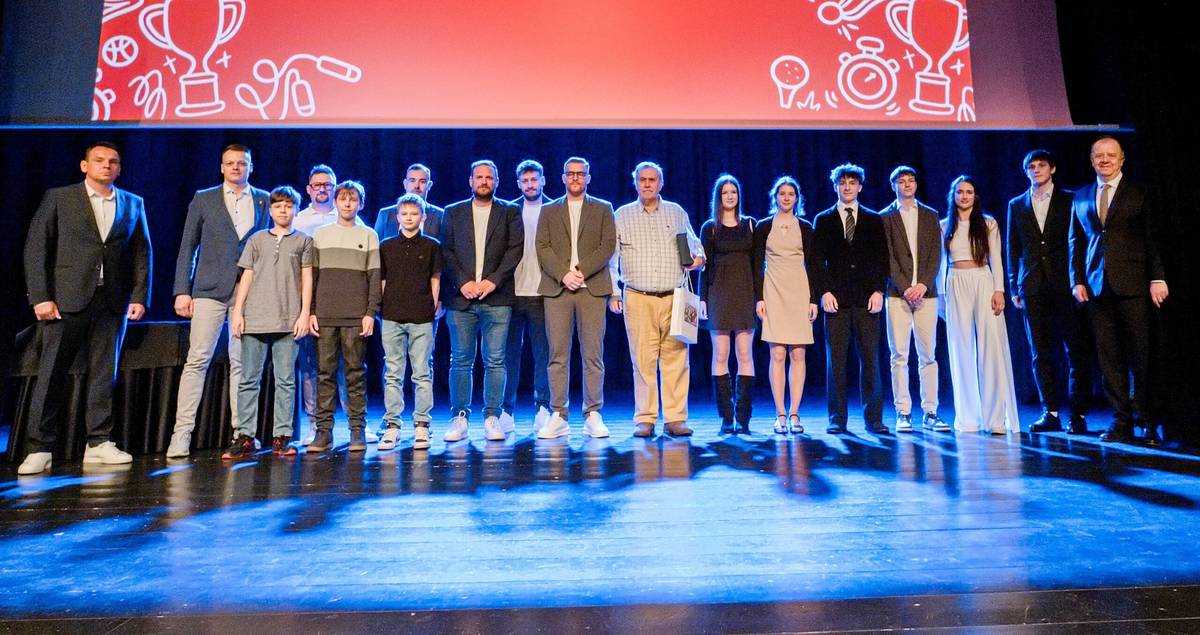 Slávnostné vyhlásenie výsledkov ankety „Športovec mesta Trenčín za rok 2025“ sa konalo v utorok 31.marca 2026 v Kultúrno-kreatívnom centre Hviezda. Ocenenie si z rúk primátora mesta Richarda Rybníčka a predsedu komisie športu Martina Smolku prevzali 4 jednotlivci a tri športové kolektívy. „Ďakujem všetkým, ktorí aj tentoraz nominovali športovcov na ocenenie a aj všetkým vám, ktorí podporujete svoje deti v  športovaní [...]Čítať viac...