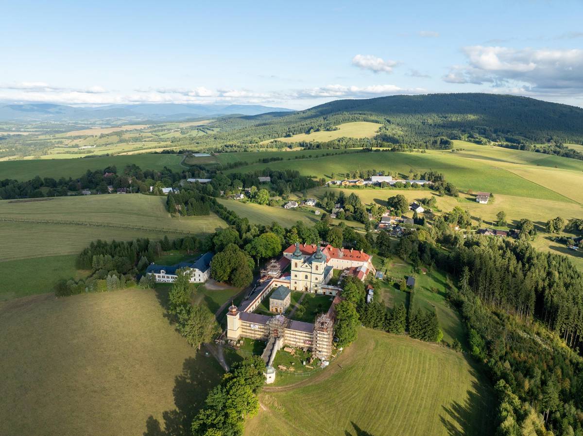 12.4. 2026 Benefiční koncert pěveckého sboru Corale na podporu rekonstrukce areálu kláštera na Hoře Matky Boží v Králíkách