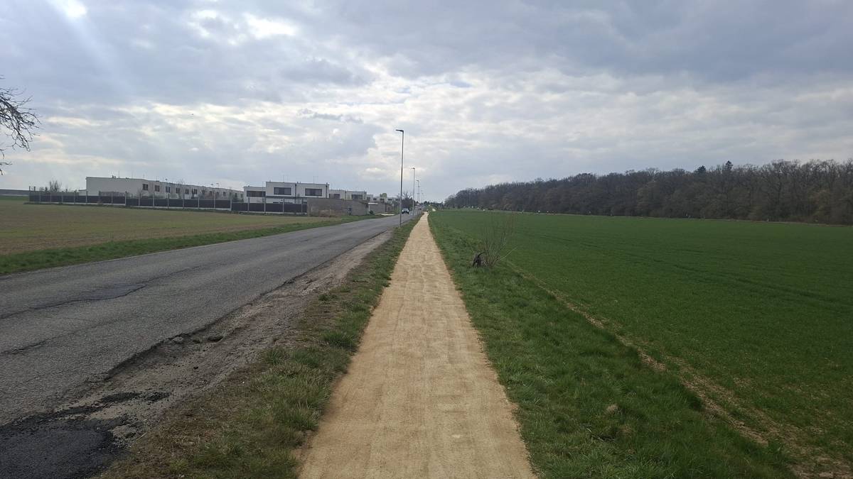 Městská část zajistila opravu povrchu propojovacího chodníku mezi Kateřinkami  a Újezdem v délce téměř 500 metrů.