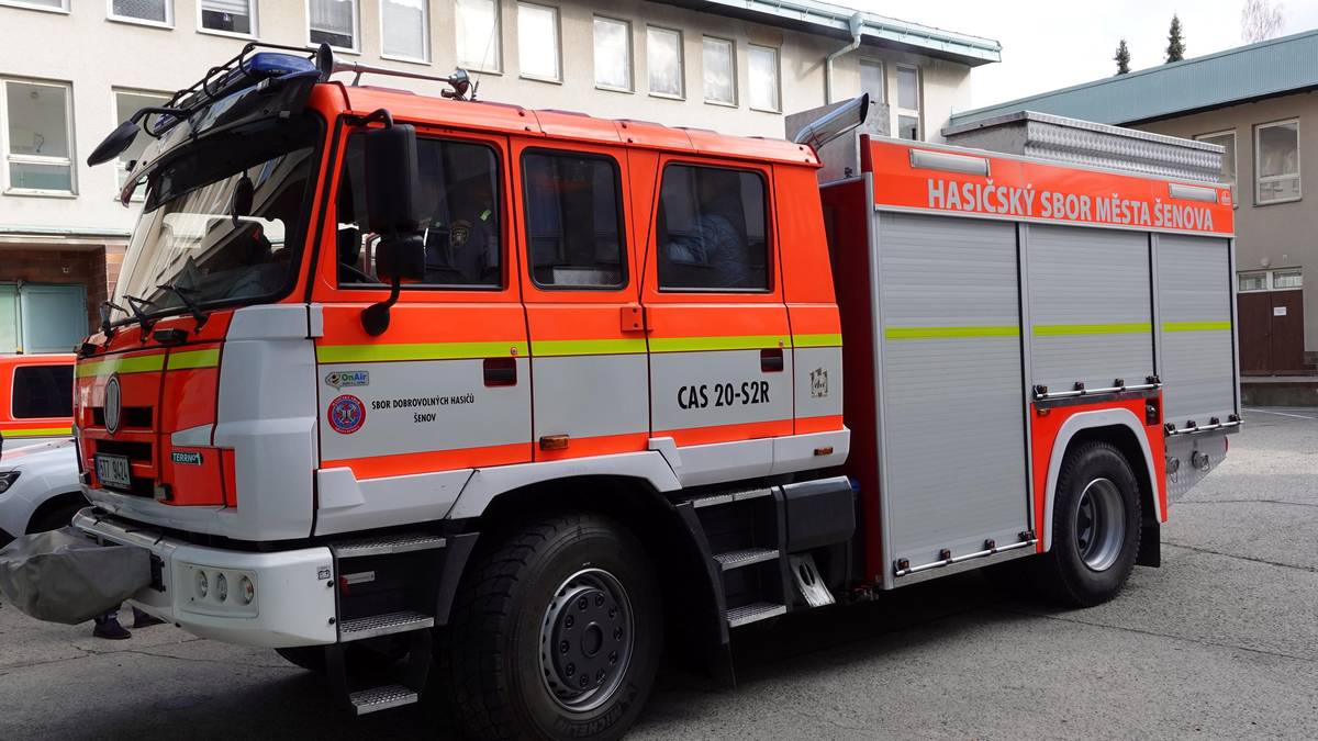 Už je doma! Ve středu 1. dubna dorazila do Vimperka až z Šenova na Ostravsku nová posila Sboru dobrovolných hasičů Vimperk – zánovní Tatra 815 CAS 20. Hasičský sbor města Šenova ji po patnáctiletém užívání nabídl k prodeji, protože si pořizuje novější vůz. Město Vimperk šenovskou tatru pro své dobrovolné hasiče koupilo za 4,25 mil. Kč. Automobil vyrobený v roce 2010 má najeto 30 000 km a Vimperk je jeho druhým majitelem. Stará Tatra 148, na kterou se vimperští „dobráci“ dosud spoléhali, zůstane ale i nadále ve službě – má větší kapacitu cisterny než modernější posila, a to se neztratí. Nové vozidlo má zase větší kapacitu kabiny a uveze více zasahujících hasičů. Až se vimperští hasiči s novým automobilem sžijí a odějí ho do vimperských barev, představí ho při nejbližší vhodné příležitosti veřejnosti.