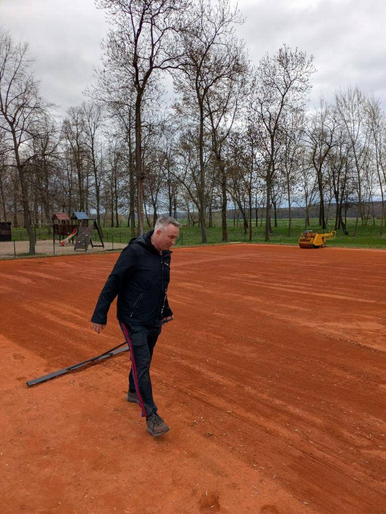 V sobotu 4. dubna se na víceúčelovém hřišti sešla skupina ochotných dobrovolníků, kteří společně přiložili ruku k dílu a připravili hřiště na nadcházející sezónu.
