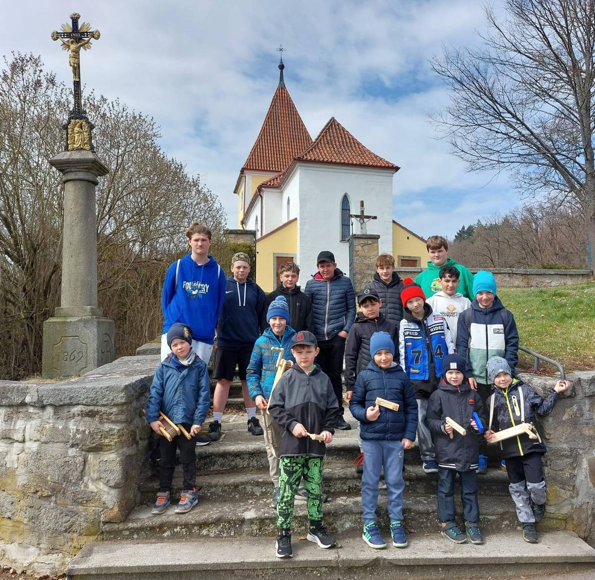 Dobrý den, ve čtvrtek 2. dubna 2026 ve 12:00 hodin vyrazili chanovičtí hoši, kluci a kloučci křístat. Toto následně opakovali ještě další dva dny a to v 6, 12 a 18 hodin. Přikládám snímek od kostela v Chanovicích. Dále přikládám snímek skupiny koledníků z Holkovic. Zde dali do kupy dokonce smíšenou skupinu kluků a děvčat a vyrazili koledovat. Tak jako každý rok se i letos dodržela tradice, kdy zvony odlétly do Říma a jejich práci převzali místní mladí. Svou práci odvedli dobře. Velice jim děkujeme. Doufám, že jste měli klidné a milé velikonoční svátky, Vaše Obec Chanovice. Ondřej Klásek