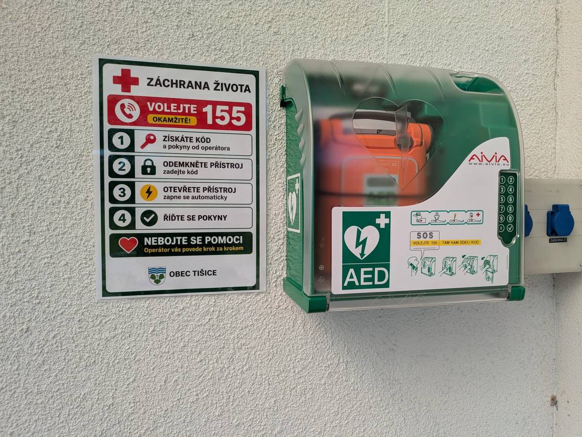 Drazí sousedé, možná jste si už všimli nové zelené schránky u přístřešku u naší hospody Na hřišti 💚 Jedná se o obecní AED (defibrilátor) – přístroj, který může v krizové situaci zachránit lidský život. S jeho představením jsme chvíli čekali, než bude zanesen do systému záchranné služby a do aplikace Záchranka. To se dnes podařilo, a tak už je plně připraven pomáhat 🩺 Pořízení přístroje bylo možné díky laskavému přispění paní Růženy Hoffmannové a také díky schválení nákupu naším zastupitelstvem. Děkujeme ❤️ Přejeme si jediné – aby jej nikdy nebylo potřeba použít. A pokud přece jen ano, aby opravdu pomohl. Dobrá zpráva je, že se nemusíte bát: 📞 operátoři na čísle 155 Vás navedou krok za krokem 🗣️ samotný přístroj s Vámi „mluví“ česky a přesně říká, co dělat Zároveň připravujeme i veřejné školení s naším spřáteleným vodním záchranářem, kde si budete moci vše vyzkoušet. ⚠️ Upozorňujeme, že se jedná o veřejně prospěšné zařízení. Jakékoliv jeho poškození, zneužití či neoprávněná manipulace může být posuzována jako trestný čin. Mějme radost, že tento důležitý prvek v obci máme – a chraňme jej 🙏 Přejeme Vám hlavně pevné zdraví.