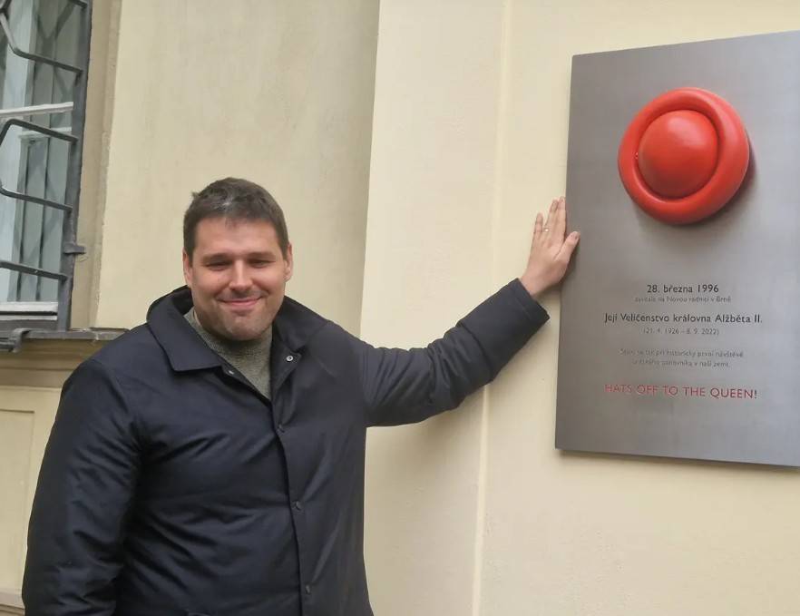 Přečtěte si o Radku Talašovi z Provodova jak realizoval památník britské královny v Brně.