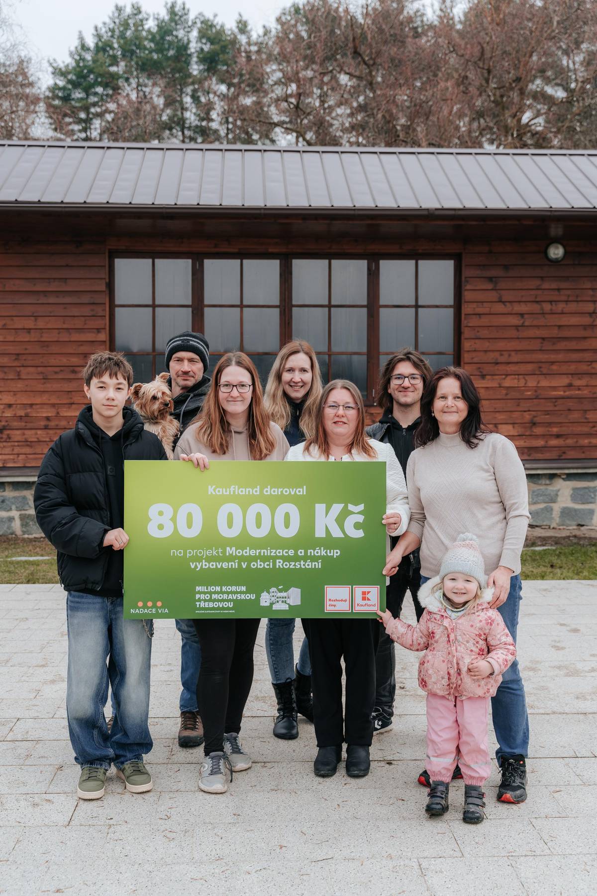 Obec Rozstání úspěšně získala z grantové výzvy Milion pro Moravskou Třebovou a okolí dotaci ve výši 80 000,- Kč, kterou využijeme na modernizaci vybavení v obci.  Již nyní jsou v kulturním areálu nové rozkládací stoly a židle! A další, převážně sportovní vybavení je již na cestě k nám!  Děkujeme společnosti Kaufland Česká republika a Nadace Via za podporu a poskytnutí dotace.