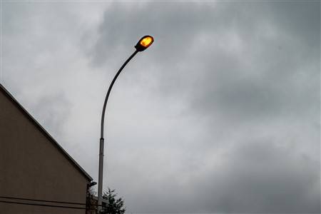 Mesto Martin informuje obyvateľov, že z technických príčin bude dočasne nefunkčné verejné osvetlenie v mestskej časti Sever, konkrétne na uliciach Budovateľov, Školská, Družstevná a na časti Zvolenskej ulice. Na odstránení poruchy sa intenzívne pracuje.