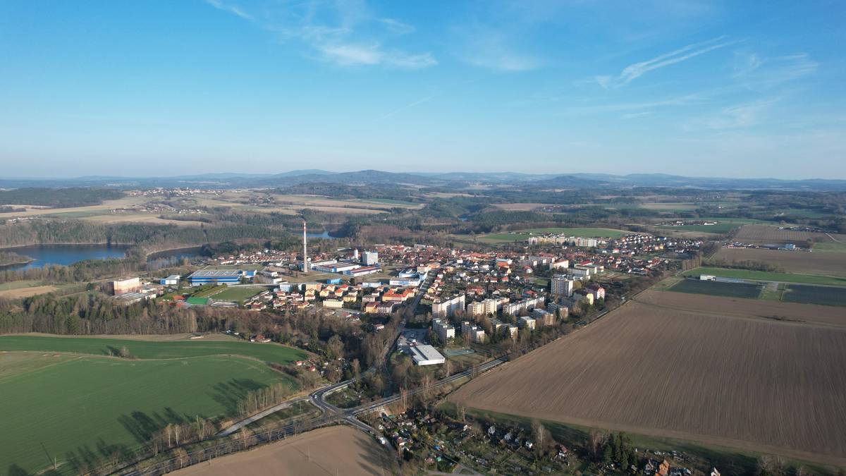 Vážení spoluobčané,  město Velešín připravuje novou Strategii rozvoje města Velešín 2026–2036. Poslední strategie vznikala před téměř deseti lety a je přirozené, že za tu dobu se město i potřeby jeho obyvatel proměnily. Nový dokument má proto navázat na to, co je pro Velešín dlouhodobě důležité, a zároveň pojmenovat dnešní priority pro další období. Představení cílů a harmongramu tvorby dokumenty proběhlo v kině dne 9.3. Děkujeme za pěknou účast!  Teď potřebujeme Vaši spolupráci.  Vytvořili jsme dva dotazníky - pro občany a pro podnikatele.  Lze je vyplnit online (níže odkazy) nebo ve fyzické podobě (budou součástí dubnového Zpravodaje, už nyní je stáhnete z webu města).  Dotazník pro občany:  Odkaz: https://www.survio.com/survey/d/OBCANEVELESIN  Dotazník pro podnikatele:  Odkaz: https://www.survio.com/survey/d/podnikatelevelesin¨