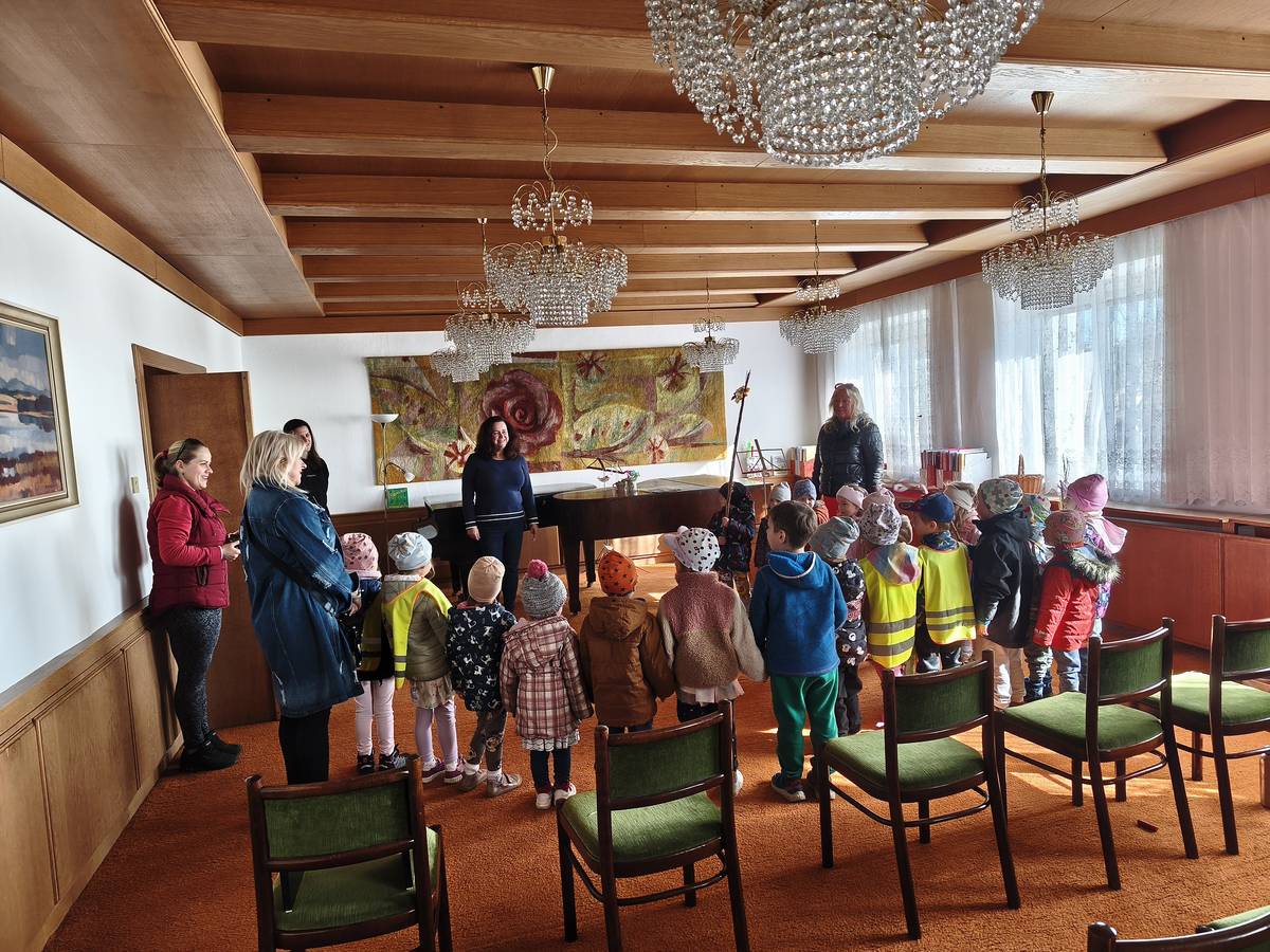 Mile nás svou návštěvou potěšily děti z mateřské školy, které přišly s velikonočním koledováním. Přednesly nám krásnou básničku, symbolicky nás vyšlehaly a za svou snahu si odnesly plyšáky a sladkou odměnu. Dětem a paním učitelkám děkujeme za radostnou atmosféru, kterou k nám na úřad přinesly.