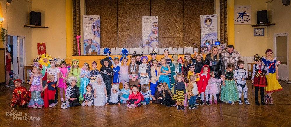 V pátek 21. března se konal oblíbený maškarní karneval, který opět přinesl spoustu radosti, smíchu a barevných kostýmů. Akce se těšila velkému zájmu – dorazilo celkem 62 dospělých a 116 dětí, z nichž většina přišla v nápaditých a pečlivě připravených maskách.  Jedním z hlavních bodů programu bylo vyhodnocení dvaceti nejkrásnějších masek, za které děti obdržely pěkné ceny. Pro děti byla připravena také bohatá tombola, která sklidila velký úspěch.  Během odpoledne si děti užily množství soutěží, her i sportovních klání, za které samozřejmě nechyběly odměny. Na závěr celého programu se uskutečnila veselá mini diskotéka, která roztančila malé i velké účastníky.  Velkým zpestřením bylo vystoupení tanečníků ze Sportovního tanečního klubu Jiskra Raspenava, z.s., kteří předvedli ukázky standardních i latinskoamerických tanců. K dispozici byl také oblíbený foto koutek, kde se děti mohly vyfotit ve svých maskách a odnést si tak krásnou vzpomínku.  Součástí akce byl i doprovodný prodej – návštěvníci si mohli zakoupit krásnou ruční keramiku paní Petry Křiklavové, bižuterii (náušnice, řetízky, prstýnky a náramky) a děti si mohly užít i dočasné tetování od paní Anežky Vackové. O malování na obličej se postarala paní Zuzana Podlesná. Nechyběla ani cukrová vata a oblíbené tvarování balónků.  Po celou dobu bylo zajištěno bohaté občerstvení a skvělou atmosféru podpořila výborná moderátorka akce Michaela Hokrová. Velké poděkování patří také DJ Pavlu Valachovi z Višňové za hudební doprovod.  Poděkování si zaslouží i všichni, kteří se podíleli na organizaci a průběhu akce, zejména Marika Kasalová, manželé Barešovi a Marie Lupínková. Děkujeme také fotografovi Pavlu Hanzálkovi za zachycení krásných momentů.  Věříme, že si celé odpoledne děti i rodiče naplno užili, a už nyní se těšíme na další ročník karnevalu v příštím roce.