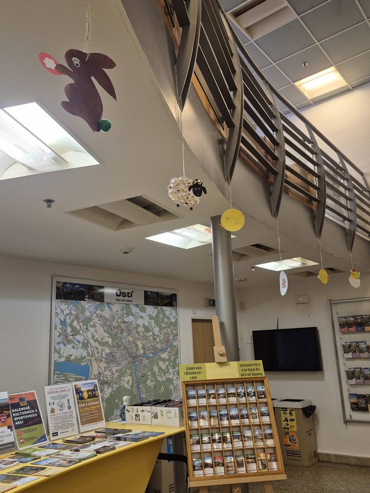 🐣 Máte doma malého koledníka? Tak určitě přijďte v pondělí 6. 4. do Informačního střediska města Ústí nad Labem  ℹ️ 🧒 Každý malý koledník, který přijde v pondělí mezi 9 a 14 hodinou s pomlázkou anebo řekne nějakou velikonoční koledu, dostane malou pozornost 🎁 😍 Můžete si také prohlédnout krásnou velikonoční výzdobu, kterou vyráběly děti z předškolního oddělení Domu dětí a mládeže ✂️ Těšíme se na Vaši návštěvu! 😊 ⚠️ Podle zákona o maloobchodě a velkoobchodě se bohužel na Velikonoční pondělí nesmí v informačním středisku prodávat žádné zboží. Děkujeme za pochopení. 🙏