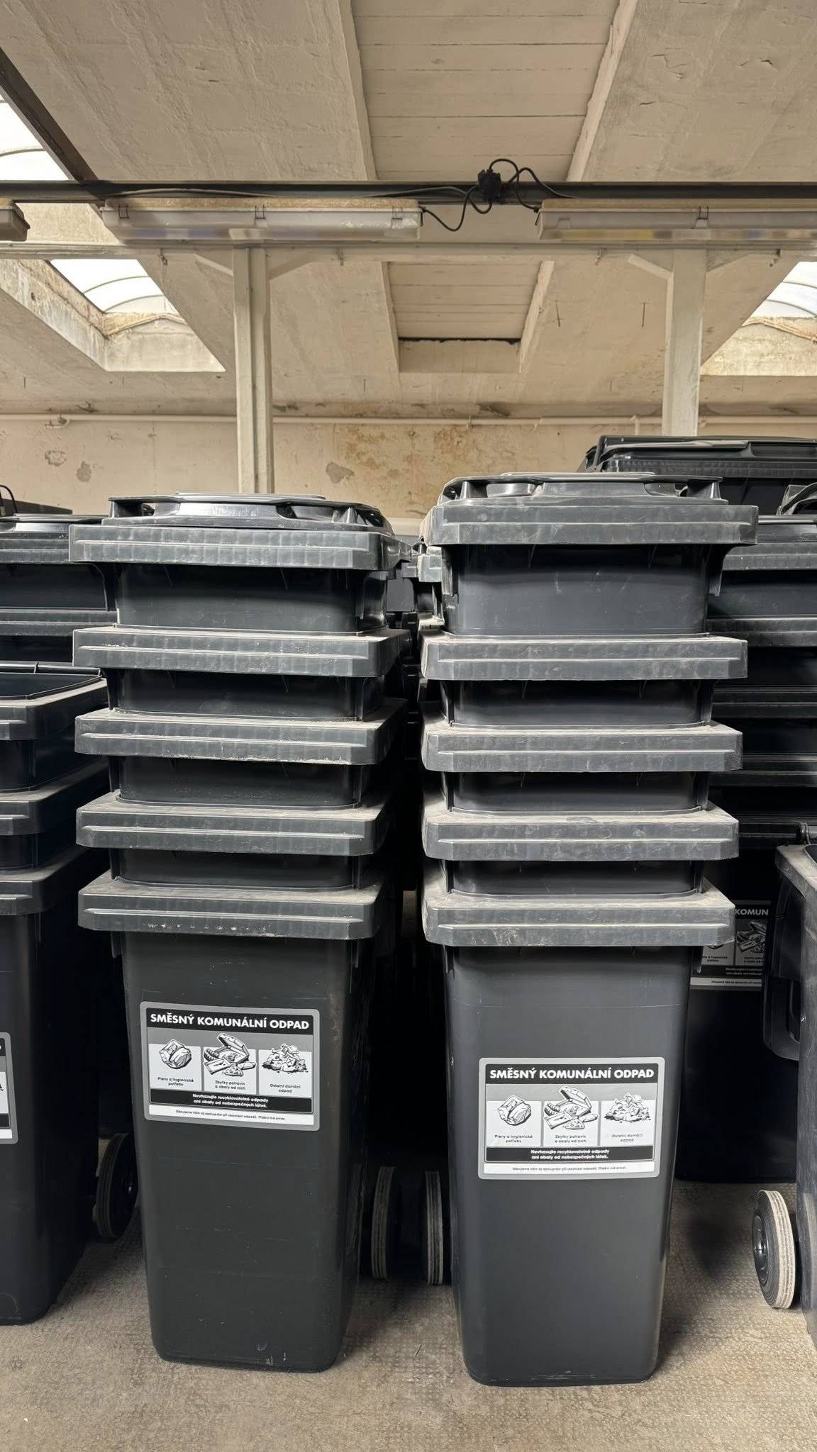 Vážení občané, nabízíme možnost pořízení plastových nádob na komunální odpad (černé popelnice) ve dvou velikostech: • 120 litrů 900 Kč při odevzdání staré plechové popelnice (jinak 1 000 Kč) • 240 litrů 1 200 Kč při odevzdání staré plechové popelnice (jinak 1 300 Kč) 👉 Doporučujeme zvážit větší variantu (240 l), a to i s ohledem na možné změny ve frekvenci svozu odpadu v budoucnu. Nádoby jsou již vybaveny čipem, který bude od roku 2027 povinný. Nabídka není omezena pouze na občany s trvalým pobytem – využít ji mohou všichni zájemci. V případě zájmu se obraťte na sběrný dvůr v Červené Vodě: ☎️ 725 779 970 ✉️ sbernydvur@socv.cz Děkujeme, že pomáháte udržovat naši obec čistou. Zdroj: Facebook obce Červená Voda