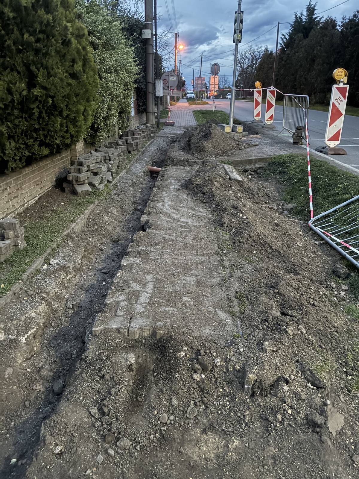 Od úterý 7. 4. vstupuje stavba světelné signalizace na křižovatce ul. 5. května a Hlavní do 2. etapy, která sebou přináší úpravu dopravních omezení. 🚗 Omezení silniční dopravy 🚗 Obě komunikace jsou nově průjezdné v obou směrech. Jízdní profil bude nadále zúžen a světelná signalizace zůstává mimo provoz. 🚌 Hromadná autobusová doprava bude fungovat bez omezení. 🚶♂️🚶♂️🚶♂️ Pro chodce nadále zůstává průchod křižovatkou uzavřen. Využijte prosím obchodné trasy ulicí Měšická nebo Nádražní. Na obou přechodech je v čase 7.15–7.50 přítomen asistent na přechodu.