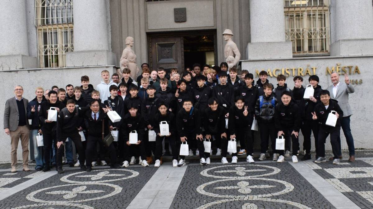 Účastníci mládežnického basketbalového turnaje čtyř zemí ze tří kontinentů Basketpoint Global Friendship Cupu 2026 dorazili do Frýdku-Místku. Na magistrátu je přijal náměstek primátora pro školství, mládež, tělovýchovu a sport Tomáš Pyško (Naše Město F-M). Čtěte na webu města: BASKETBALISTÉ Z TŘÍ KONTINENTŮ DORAZILI NA RADNICI | Frýdek-Místek