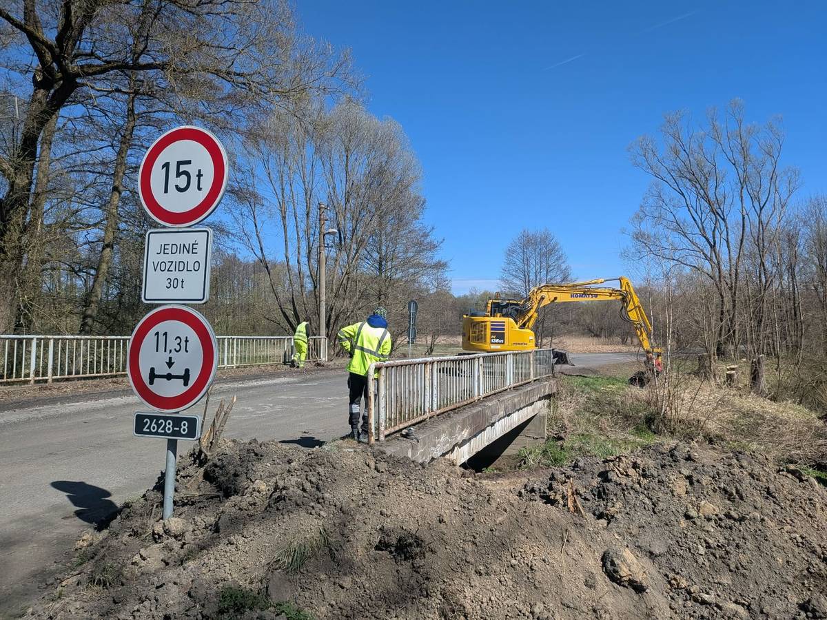 Vážení občané, dovolujeme si připomenout, že ve středu 8. dubna 2026 bude zprovozněna křižovatka v Horní Libchavě směrem na Manušice. Zároveň ve středu 8. dubna začne u budovy střelnice plánovaná osmitýdenní rekonstrukce mostu přes Šporku. Most bude pro dopravu uzavřen, bezpečný průchod pro pěší a pro cyklisty, kteří vedou kolo, bude zachován buď přes most nebo provizorní lávkou. Po dokončení této opravy mostu pak bude další dva týdny pokračovat rekonstrukce krajské silnice v Manušicích. město Česká Lípa