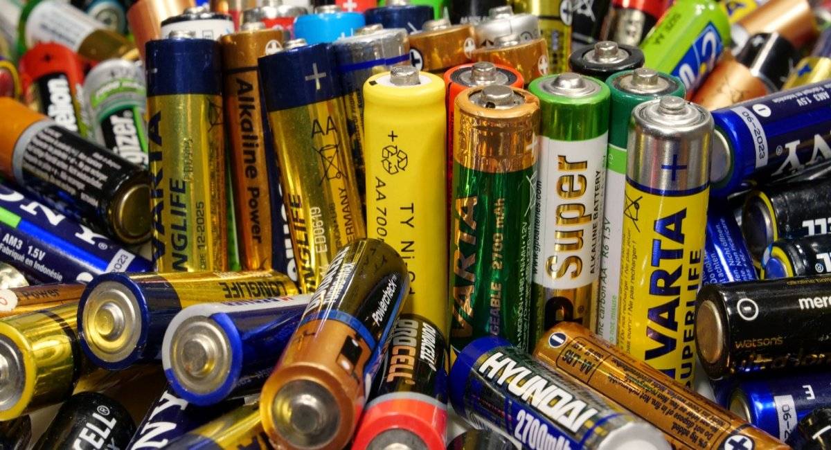 Do obou našich prodejen byly opět umístěny krabice na sběr použitých baterií. Prosíme občany, aby použité baterie likvidovali tímto způsobem.