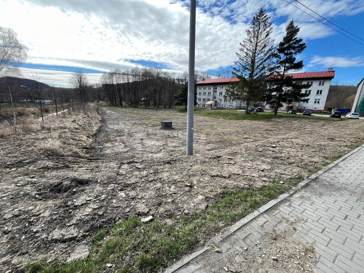 Plocha bývalého hřiště naproti bytovým domům č. p. 297–299 směrem k Irisu prošla úklidem náplavového materiálu (zejména kamení) a úpravou terénních nerovností, které dosud bránily její údržbě. Následovat bude osetí travní směsí a zaválcování plochy. Díky tomu bude moct obec o plochu opět pečovat a občané ji budou moci případně využívat.