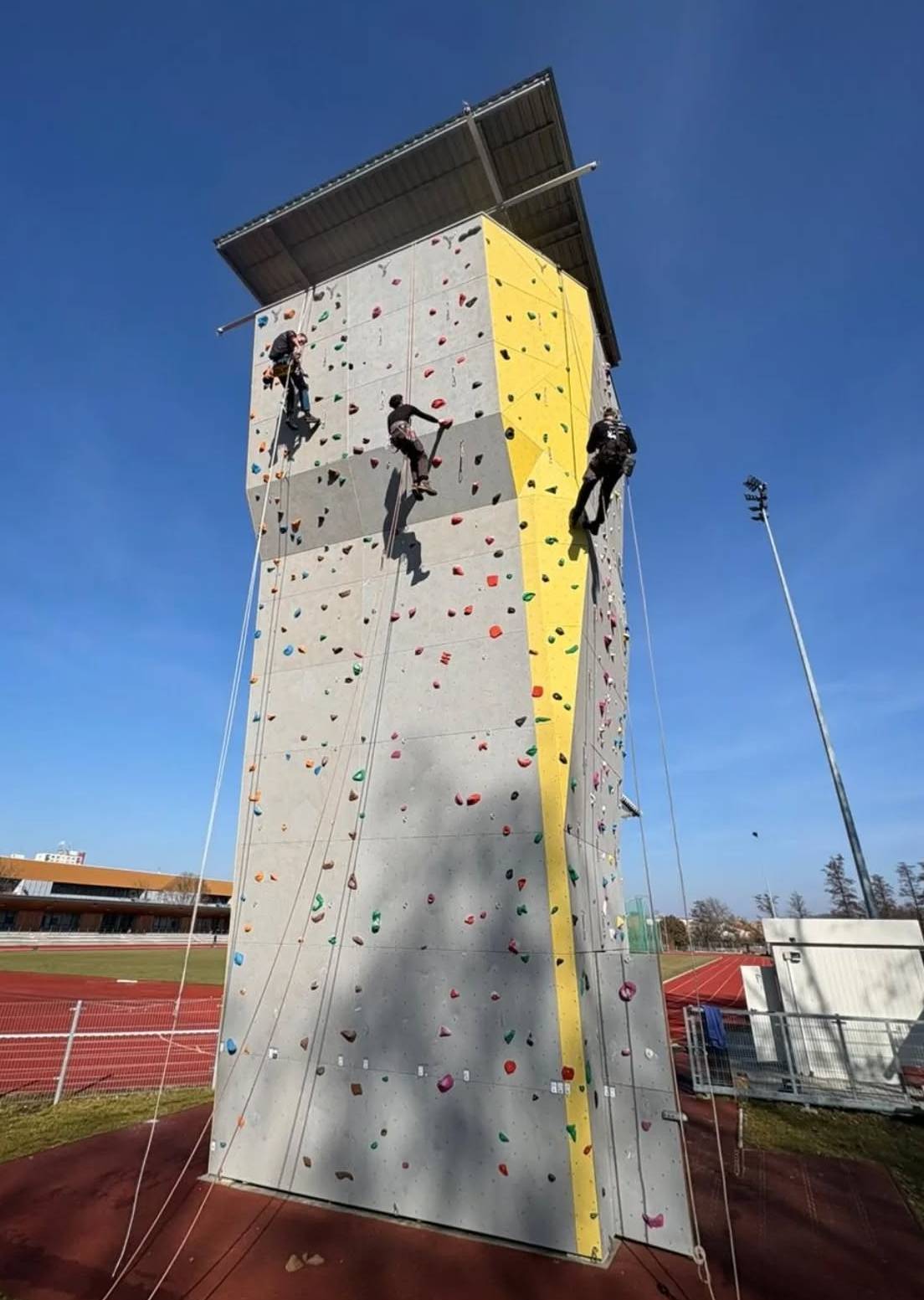 Lezecká stěna na Sladovce vstupuje do nové sezóny ve skvělé kondici. Během uplynulých týdnů prošla potřebnými úpravami, doladily se detaily a přibyly nové lezecké cesty. Návštěvníci se tak mohou těšit na pestrou nabídku linií jak pro začátečníky, tak pro zkušené lezce.