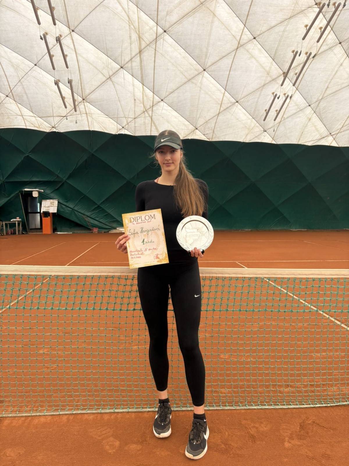 Koncom marca sa v Bratislave v klube TK1 uskutočnil tenisový turnaj kategórie „B“ kde sa darilo hráčkam LTC Leopoldov.  Sofia Hargašová získala titul vo dvojhre, kde porazila súperku 6:4 6:1. Vo štvorhre Sofia spolu so svojou deblovou partnerkou Karin Vallovou z klubu Slávia STU Bratislava obsadili 3. miesto.  Úspešné boli aj ďalšie leopoldovské tenistky. Sofia Kyjaci spolu s Monikou Rožičovou obsadili v debli 3. miesto.