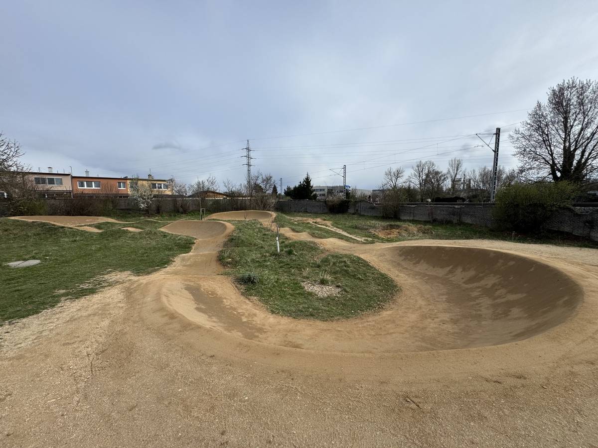 Vážení spoluobčané, oznamujeme vám, že byla dokončena oprava pumptracku, který se nachází za sportovní halou na ulici Jízdárenská.   Foto: Miroslav Kopecký